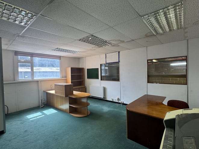 Unit 40, Leatherhead, Warehouse & Industrial To Let - IMG_6301.jpg
