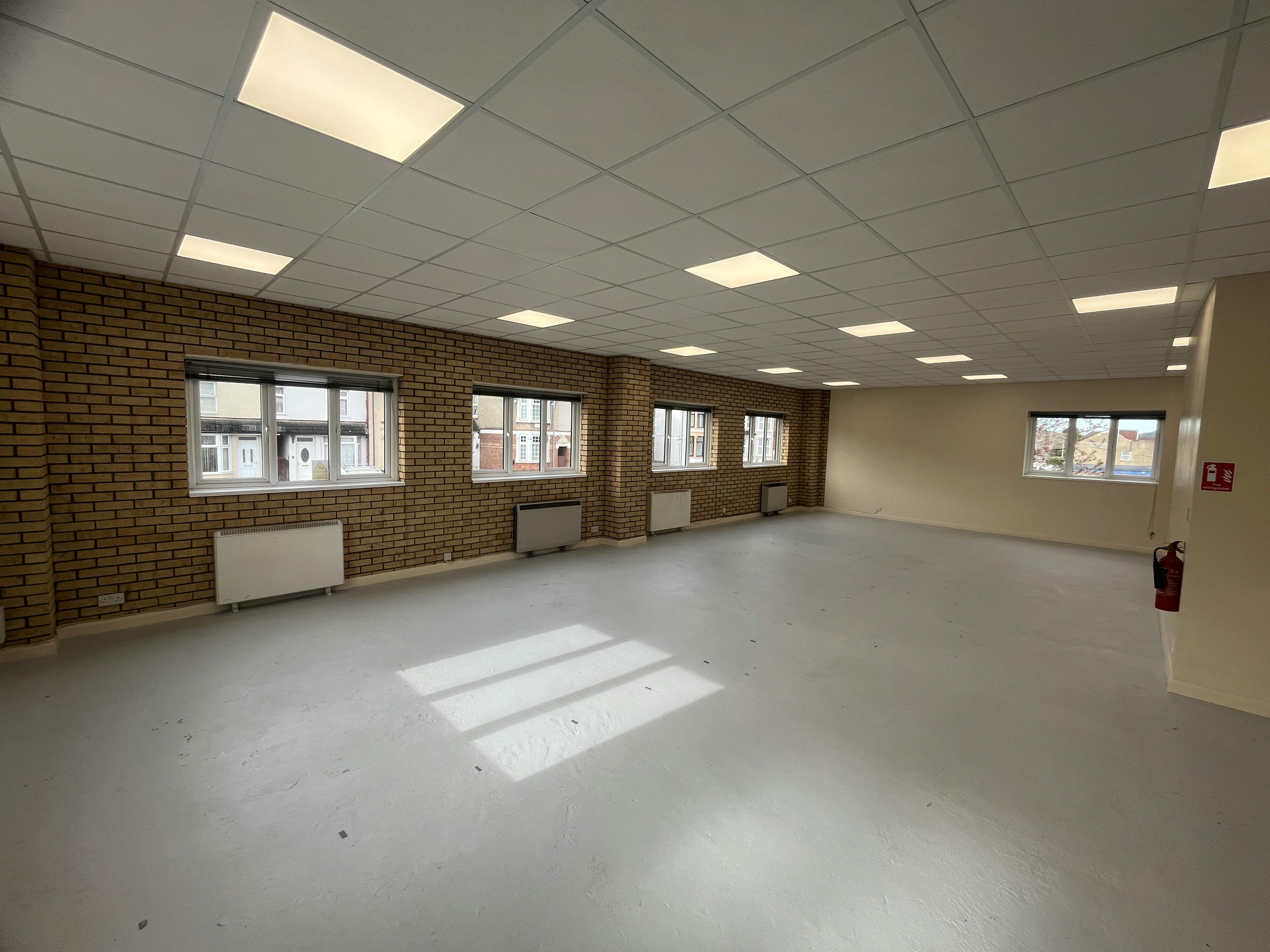 Unit 4, High Wycombe, Industrial / Offices To Let - 20250328_091339187_iOS.jpg