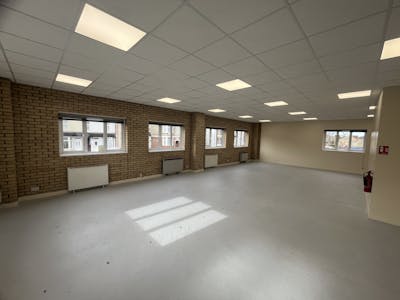 Unit 4, High Wycombe, Industrial / Office To Let - 20250328_091339187_iOS.jpg