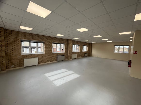 Unit 4, High Wycombe, Industrial / Offices To Let - 20250328_091339187_iOS.jpg