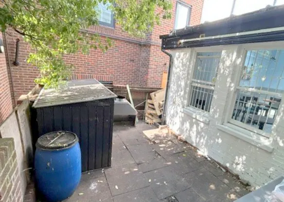 13 High Street, Windsor, A3 / Retail To Let - Courtyard 2026 i.jpg