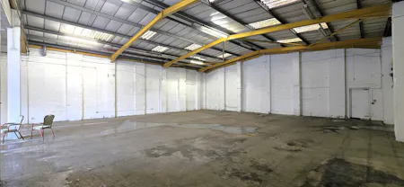 Unit 14, Lyndean Industrial Estate, London, Industrial To Let - 20251201_122413 - Edited.jpg