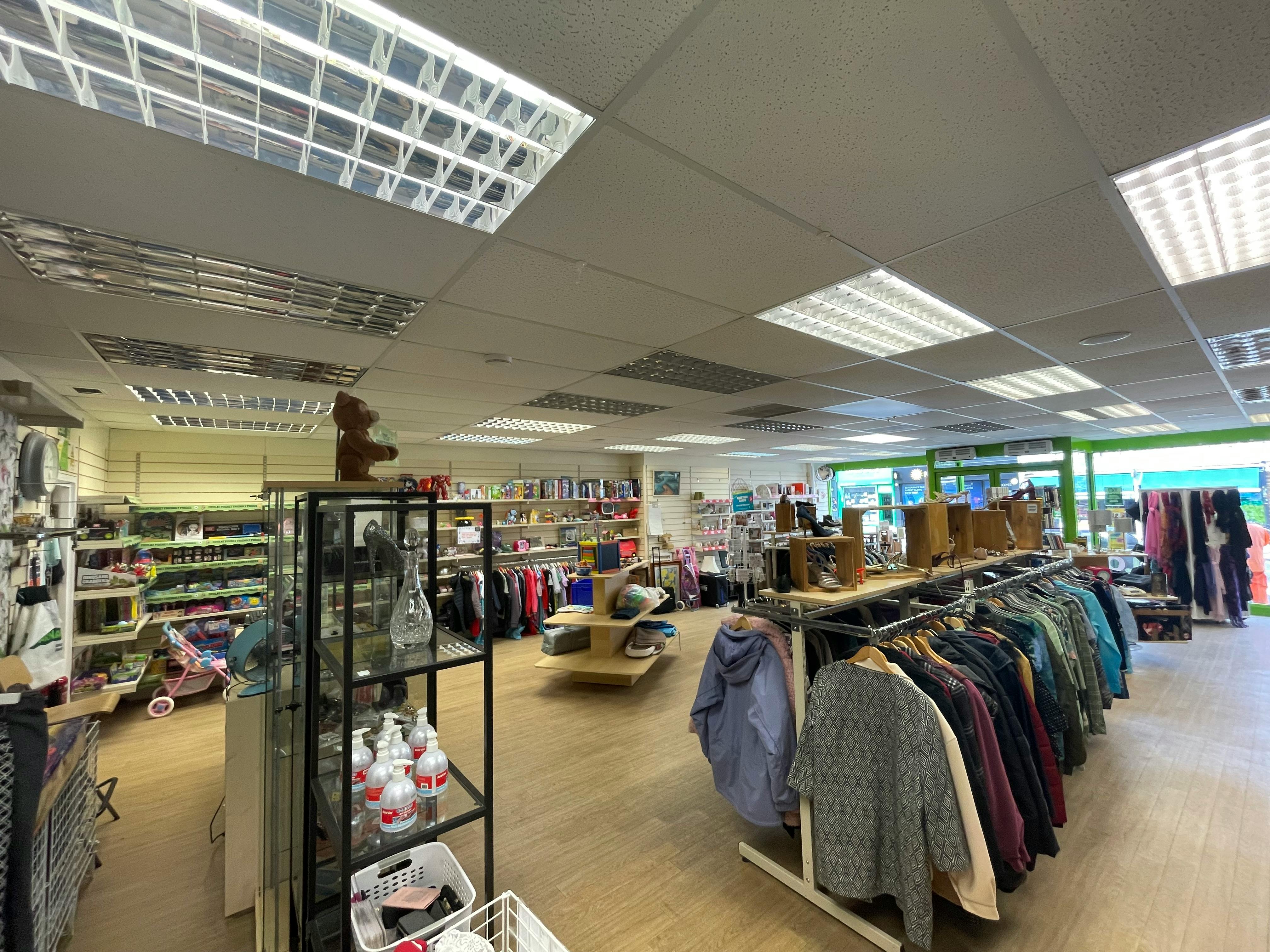 Retail/Shop in London - photo 4