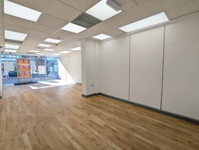34 High Street, Chesham, Retail To Let - PXL_20260813_080535784.jpg