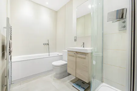 Putney High Street, London, Residential Flat To Let - Family Bathroom