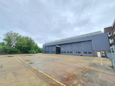 Iain Stewart Centre, Beehive Ring Road, Gatwick, Industrial / Warehouse To Let - 20260608_140249.jpg