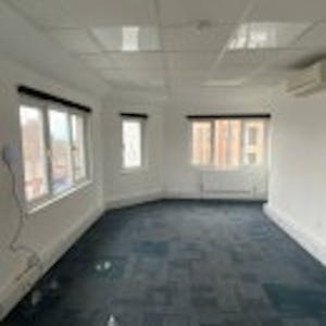137/137A High Street, Brentwood, Office / Retail To Let - eyJzb3VyY2UiOiJtZWRpYVwvcHJvcGVydHlcLzUxMFwvYjY3Y2MxNzdjNWZlMmFlNmI3NzM3MDQ0OTk1NzY5ZGUuanBnIiwib3BzIjp7Im5ldyI6WzEzMCwxMzBdLCJjb3ZlciI6W119LCJvdXRwdXQiOiJqcGVnP2NvbXByZXNzaW9uPTg1IiwidHRsIjozMTQ0OTYwMH0=.jpg