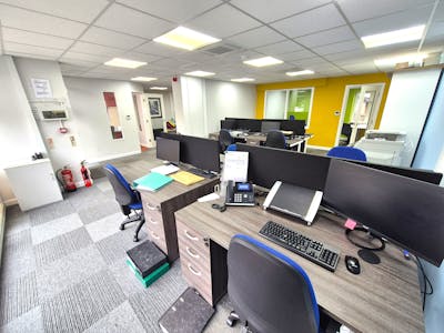 386 Buxton Road, Stockport, Office / Retail To Let - 20250717_123359.jpg