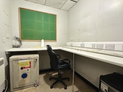 23 Ashton Square, Dunstable, Retail To Let - IMG_4771.JPG