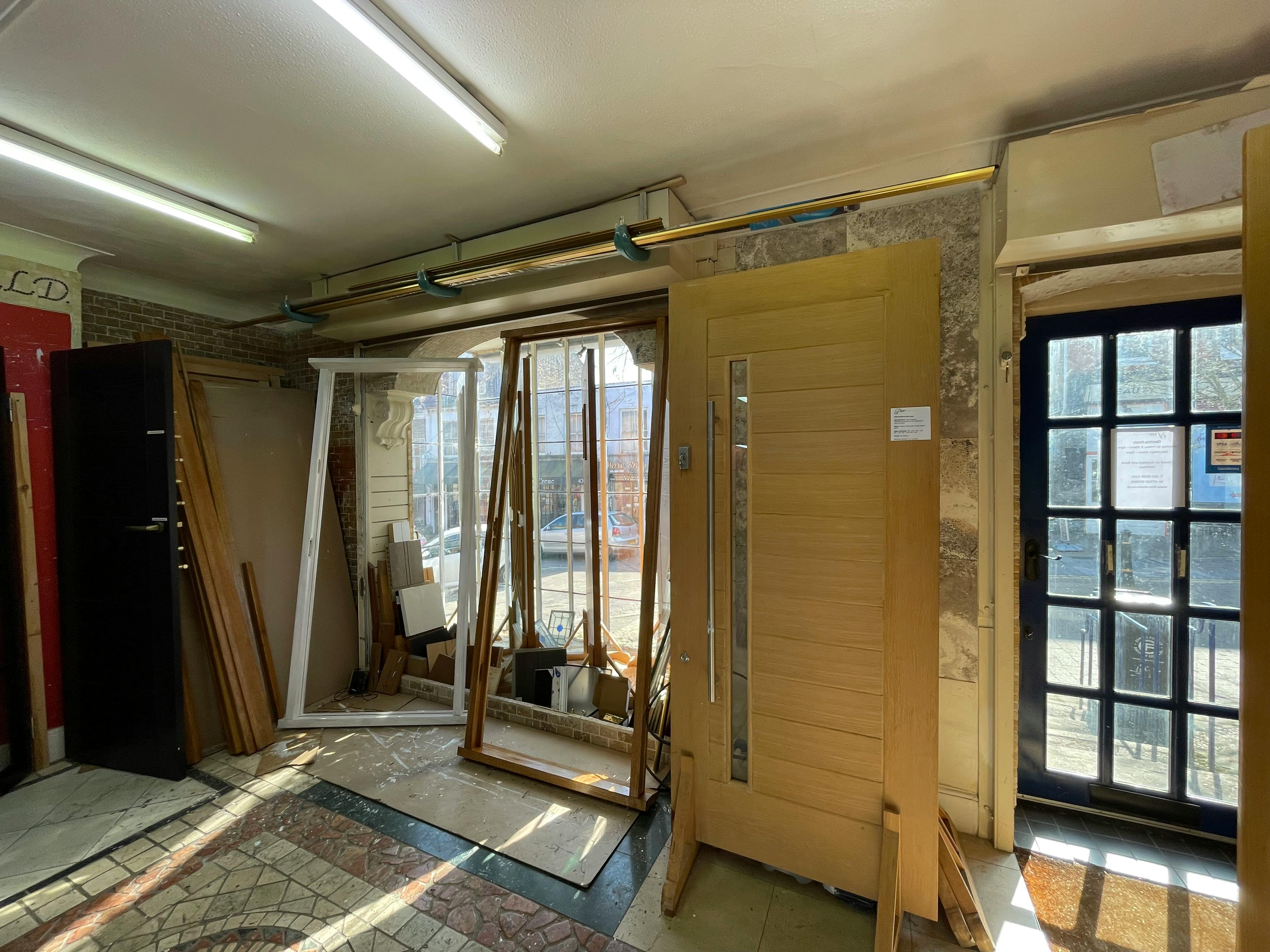 Retail/Shop in Buckhurst Hill - photo 2