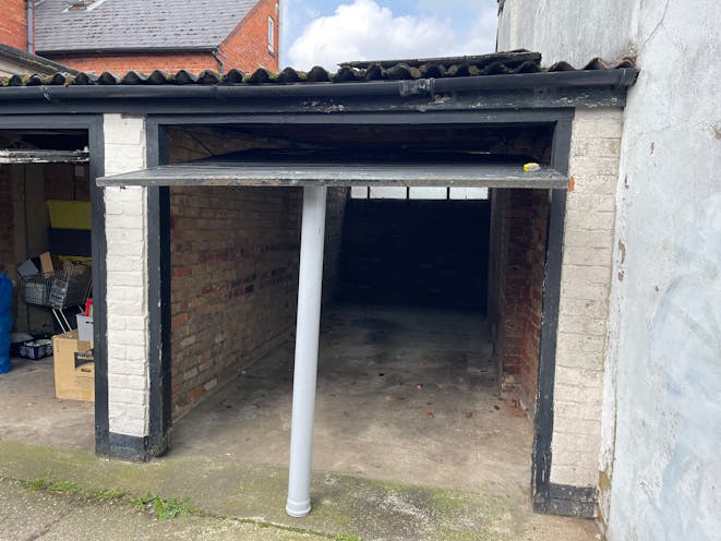 119 Wokingham Road & 1a Pitcroft Avenue (Retail Unit, Flat & Garages), Reading, Development / Investment For Sale - IMG_3497.jpg