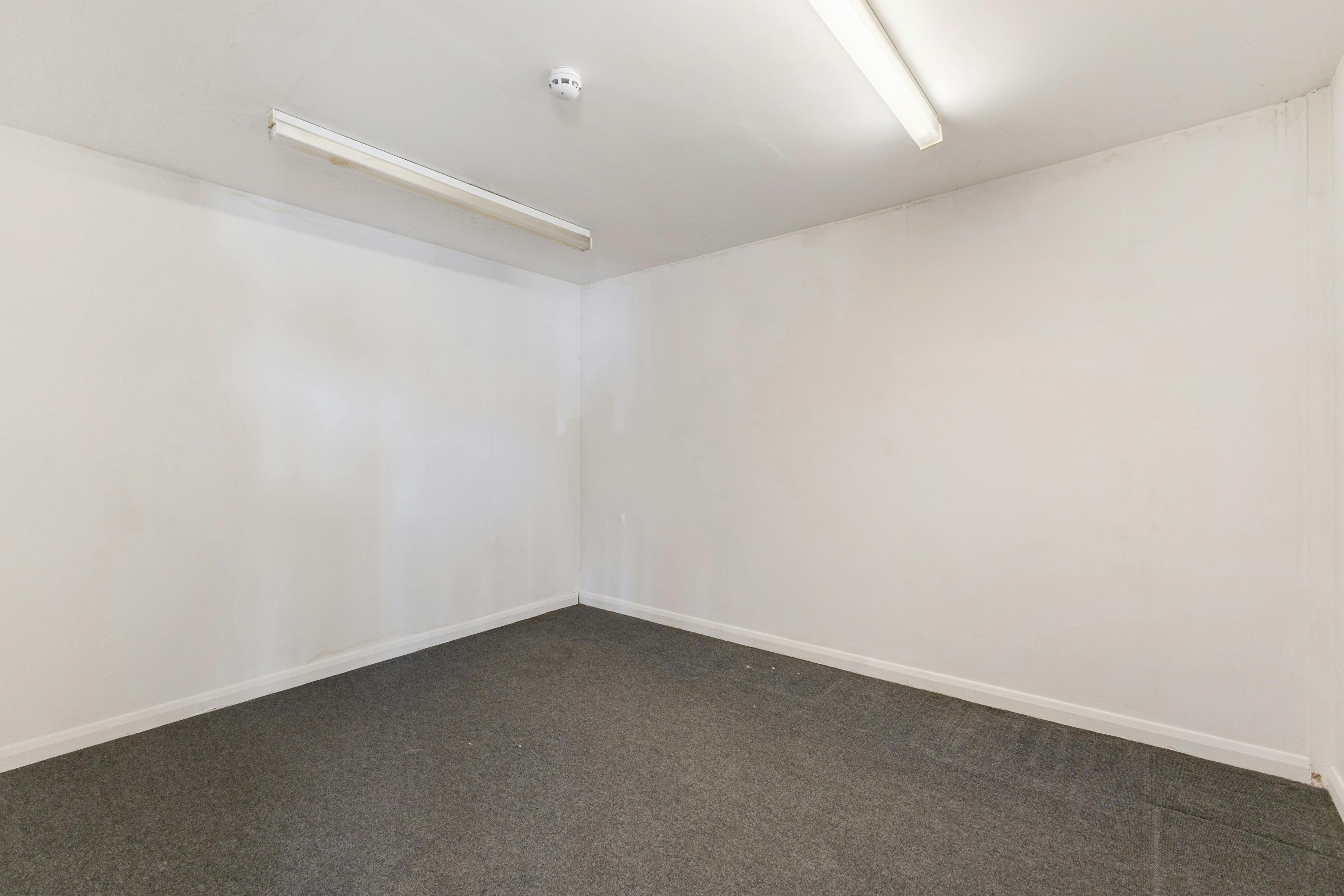 Showroom / Warehouse unit, 4-12 Kempson Close, Aylesbury, Industrial / Retail To Let - 101955_4-12-Kempson-Close-Gatehouse-Way (30).jpg