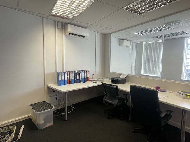 1st Floor, 4 North Street, Leatherhead, Offices To Let - IMG_4125.jpg