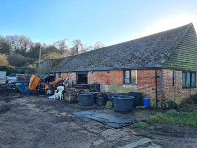 Piccards Farm Barn, Guildford, Industrial / Light Industrial / Office / Open Storage To Let - 20220117_142449.jpg