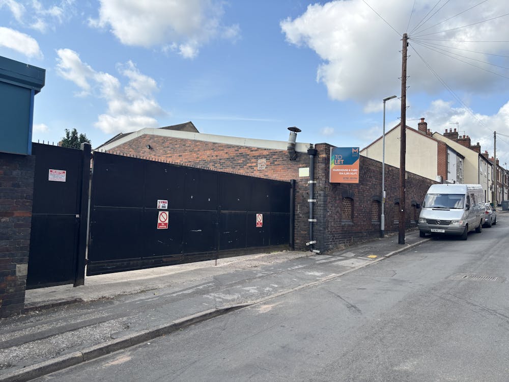 Unit 31a, Parsonage Street - Shared gates to yard.JPG