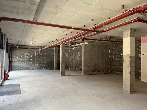 Unit 20 Octagon Parade, High Wycombe, Retail To Let - IMG_4997.JPG