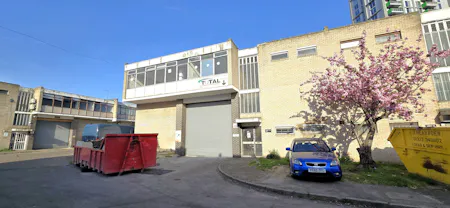 Unit 10, Lyndean Industrial Estate, London, Industrial To Let - 20260408_172318 - Edited.jpg