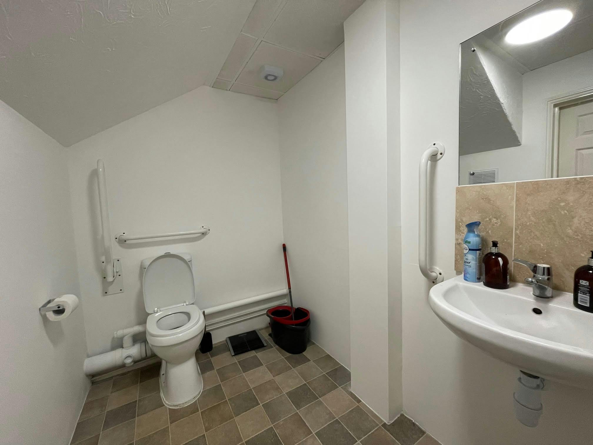 8 Tanners Yard, Bagshot, Offices To Let - unnamed 13.jpg