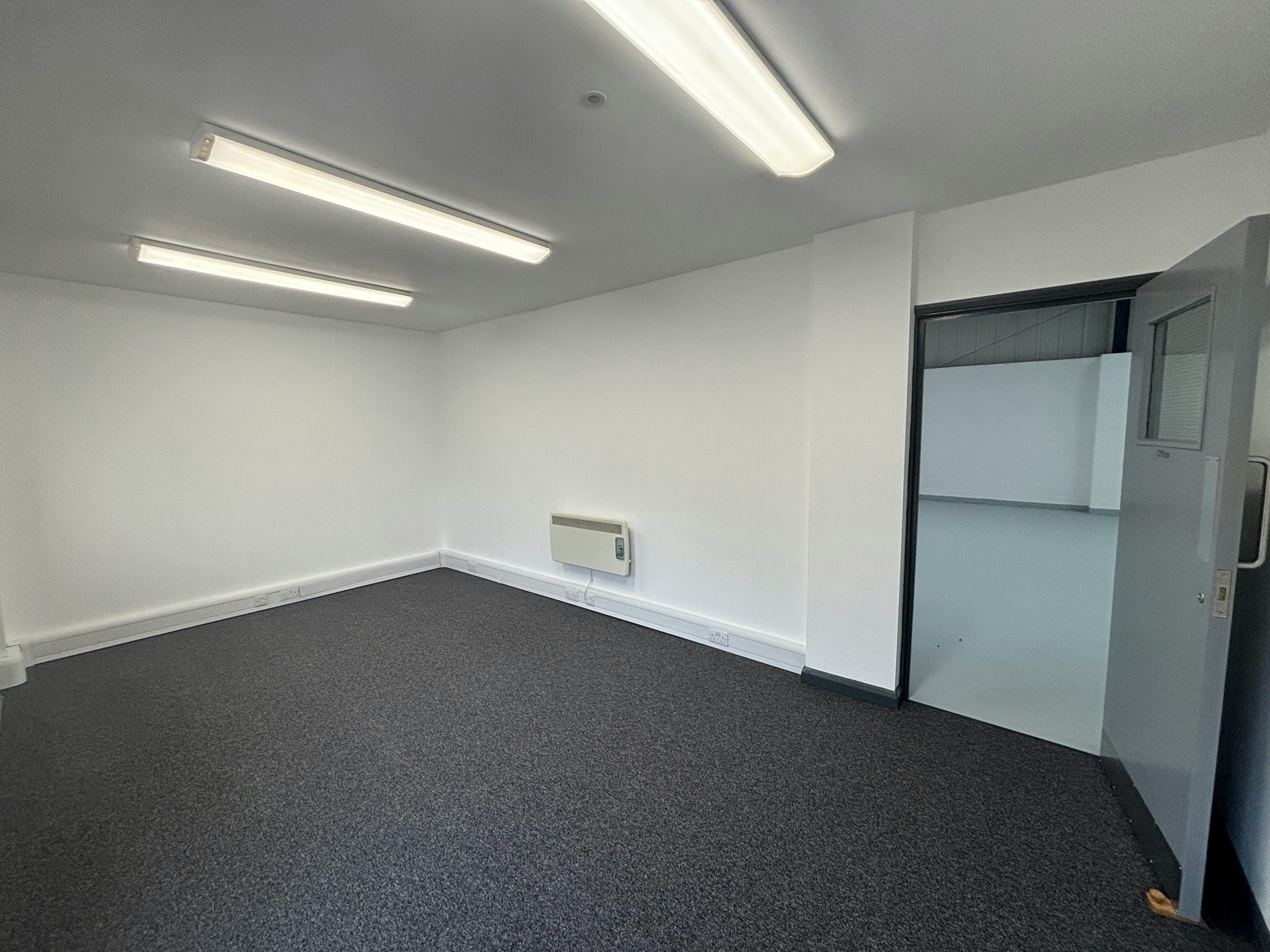 Industrial Unit in Bromsgrove - photo 3