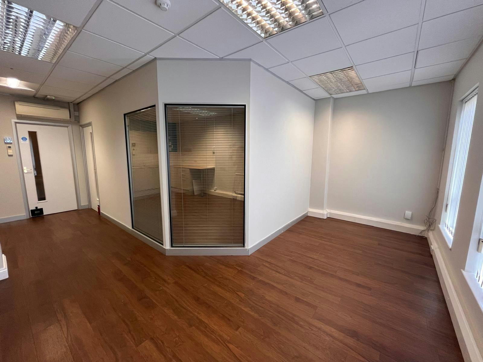 3 Cromwell Court, New Street - WhatsApp Image 20250813 at 110026_339ccdee.jpg