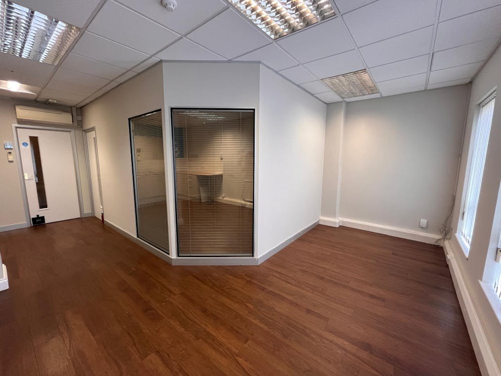 3 Cromwell Court, New Street - WhatsApp Image 20250813 at 110026_339ccdee.jpg