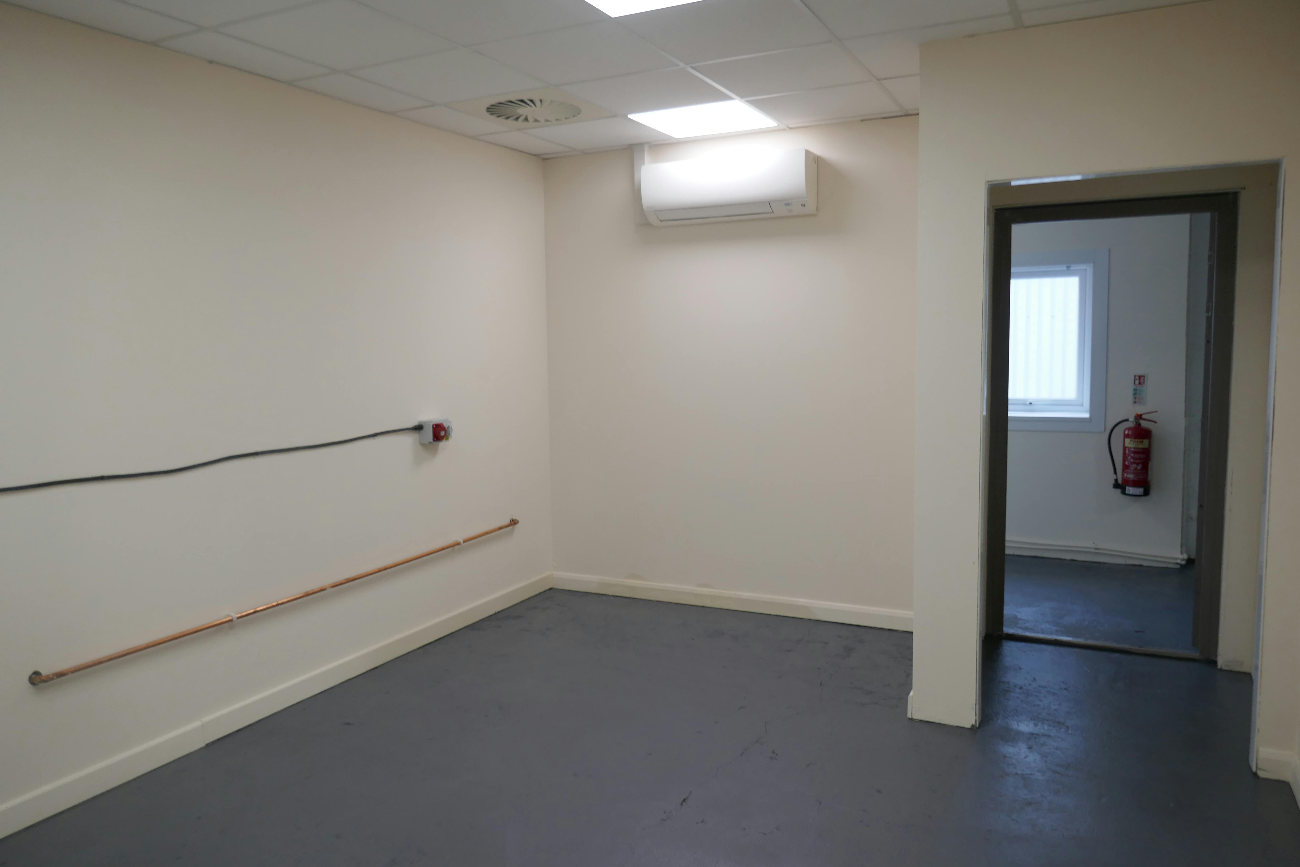 8 Advance Mews, Central Road, Harlow, Industrial To Let - P1030330.JPG