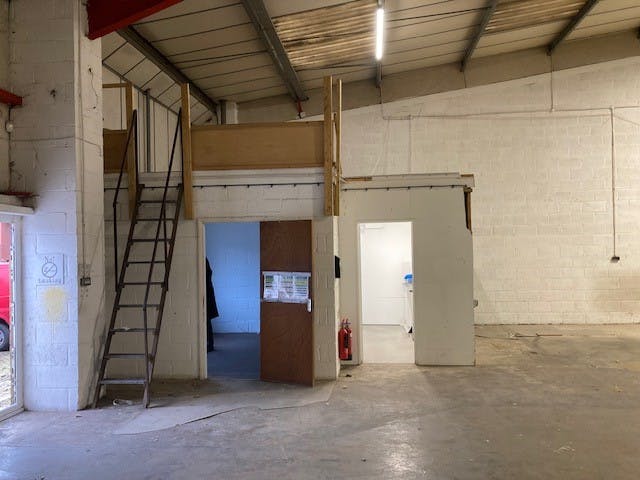 Unit 39, Longshot Industrial Estate, Bracknell, Industrial To Let - Unit 39 Office  facilities.jpg