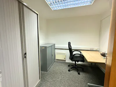 8 St Thomas Road, Luton, Office / Retail To Let - 20260609_173417862_iOS.jpg