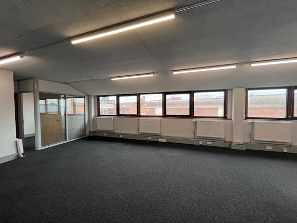 Suite 2A, Tower House, Aylesbury, Offices To Let - WhatsApp Image 20250811 at 140656_9093caa9.jpg