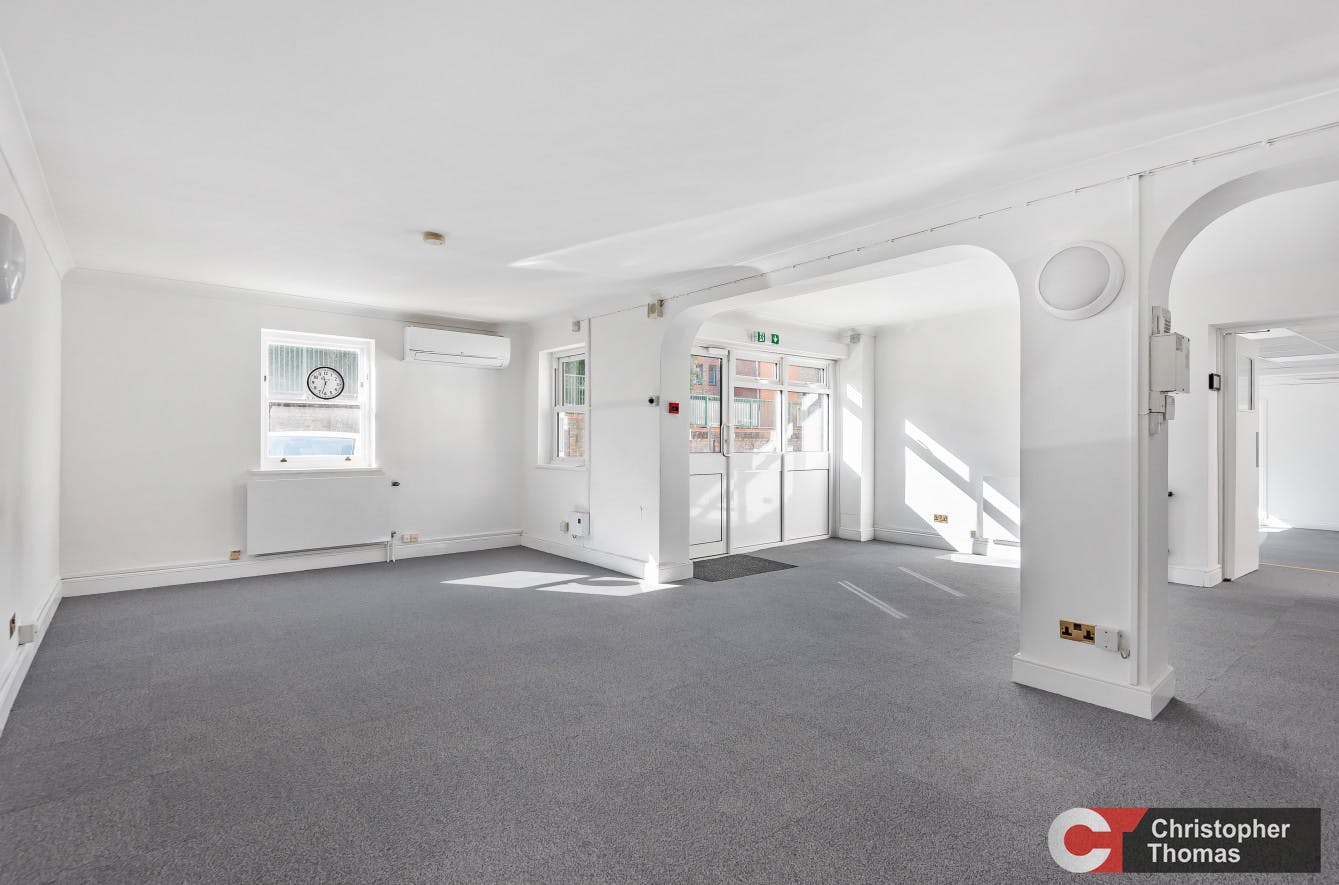27 Victoria Street, Windsor, D1 / Office To Let - cbbb5d9a-f2d1-4aef-8bd8-01c817d01f32.jpg