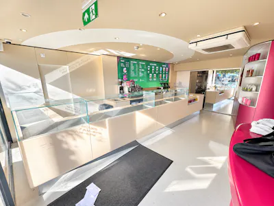 190 Camden High Street, London, Class E Retail / Leisure To Let - Sunlit Modern Juice Bar Interior.png