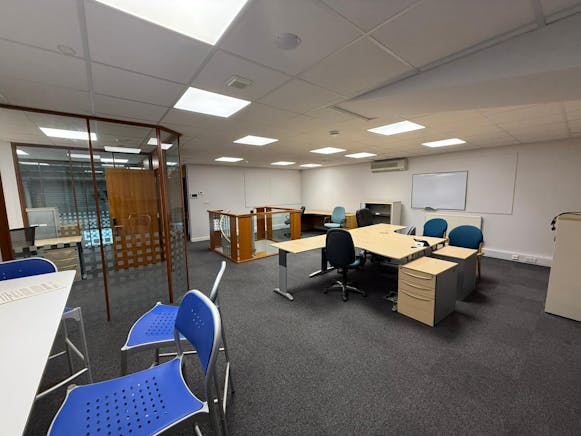 2 Parkside Centre, Southend-on-Sea, Industrial To Let - IMG20251014WA0011.jpg