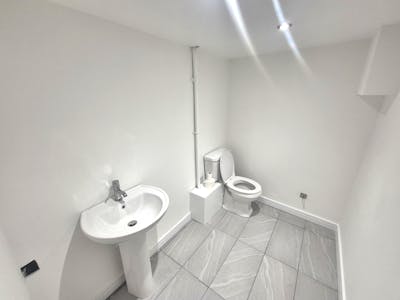 88-90 Wellington Road South, Stockport, Retail To Let - 20251110_124923.jpg