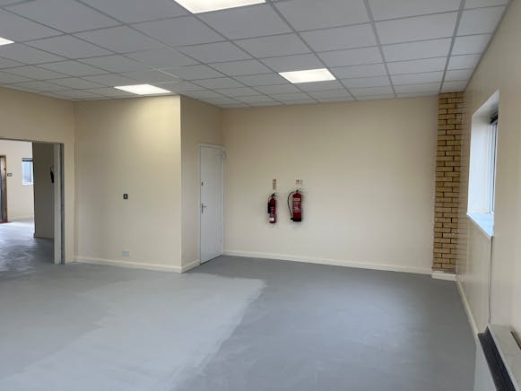 Unit 4, High Wycombe, Industrial / Offices To Let - 20250328_091426731_iOS.jpg