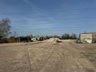 Open Storage Site Terrick, Aylesbury, Land For Sale - 20260416_121853300_iOS.jpg