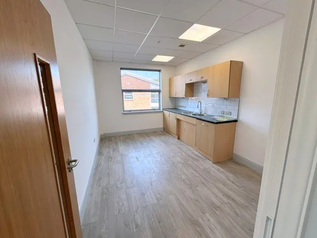Unit 5, Wokingham, Industrial / Office To Let / For Sale - Kitchen i.jpg