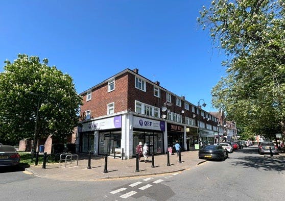 27 High Street, Shepperton, A3 / Retail To Let - Corner frontage ii.jpg