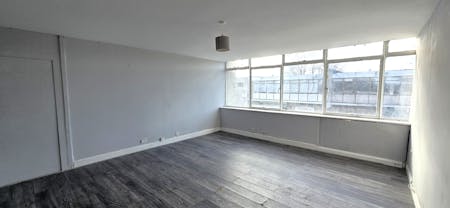 Unit 13, Lyndean Industrial Estate, London, Industrial To Let - 20260224_135305 - Edited.jpg