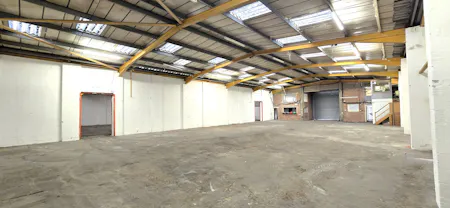 Unit 9, Lyndean Industrial Estate, London, Industrial To Let - 20260408_163137 - Edited.jpg