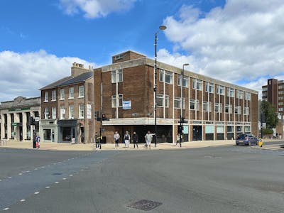The Bank, 4 High Street North, Dunstable, A3 (Restaurants and Cafes) / Cafe (A1) / Convenience Store / E Class restaurant (with extract) / E Class Retail / Leisure (no extract - Open A1) / Food & Beverage / Restaurant / Restaurant / Cafe / Retail / High Street Retail / Retail - In Town To Let - External.jpg
