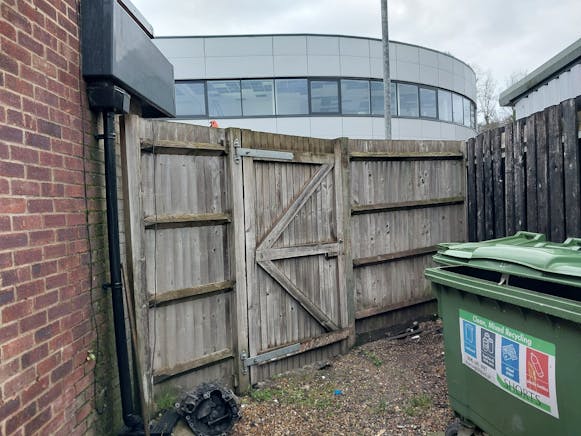 Hurst House, Ascot, Retail To Let - IMG-20251216-WA0003.jpg