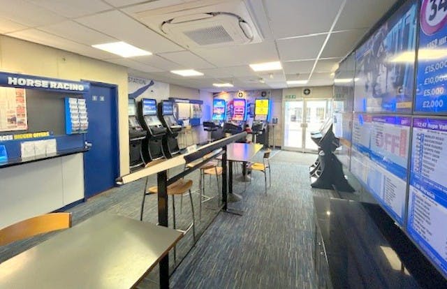 15 London Road, Twyford, Retail To Let - Shop interior i.jpg