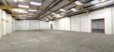 Unit 9, Lyndean Industrial Estate, London, Industrial To Let - 20260408_163039 - Edited.jpg