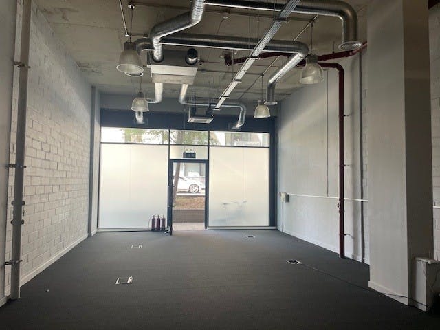 Retail/Shop in London - photo 2