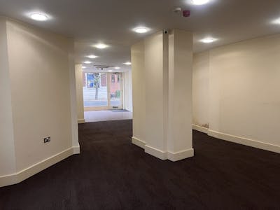 8 Broad Street, Wokingham, Class E Retail / Leisure / Retail / High Street Retail / Retail - In Town Lease Assignment - IMG_8152.JPG