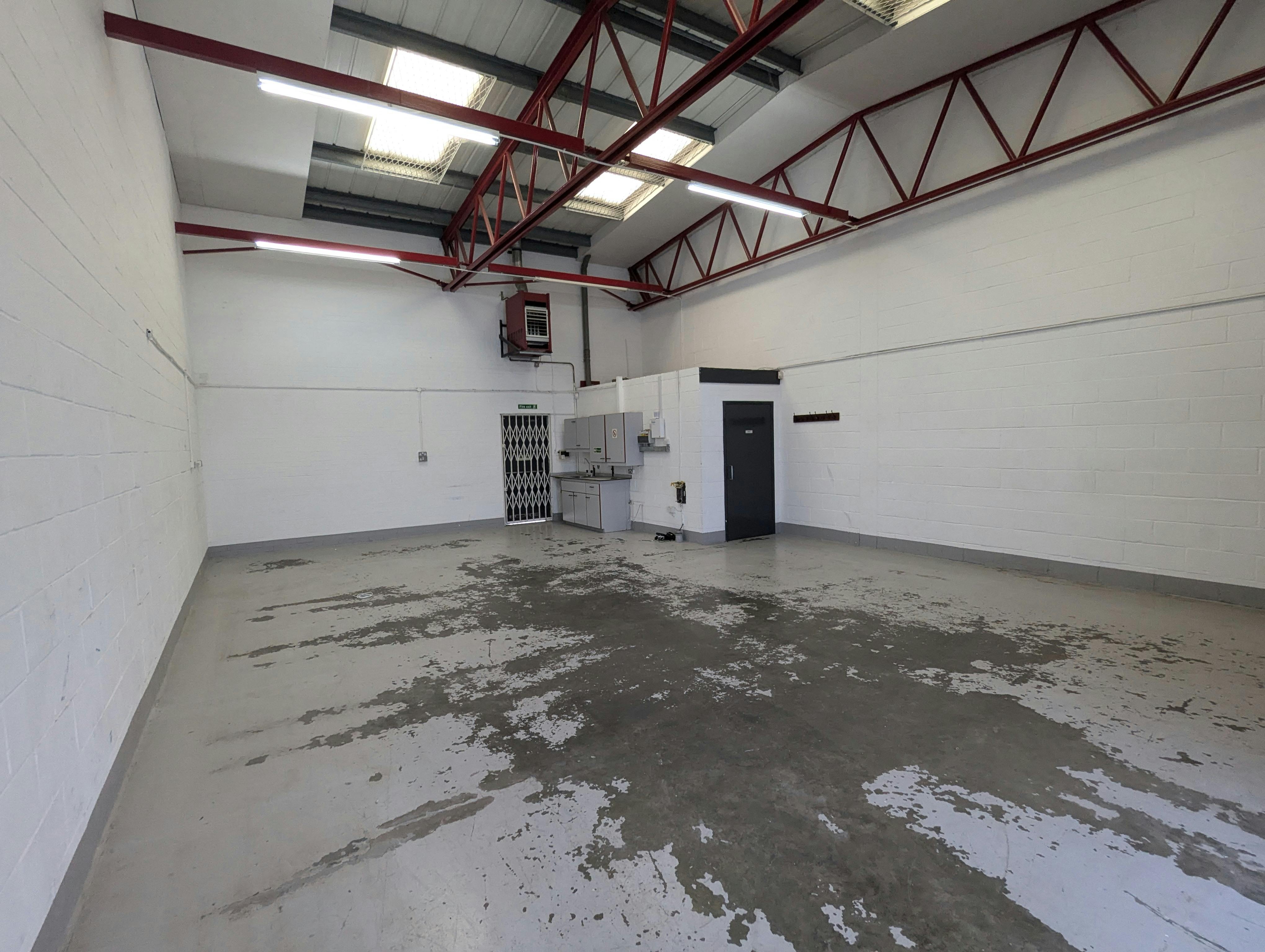 Unit 10, Woking, Industrial / Warehouse To Let - PXL_20241003_120103519.jpg