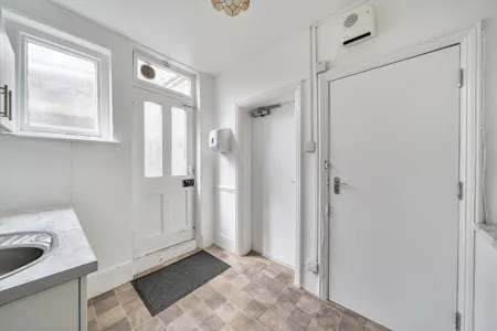 261 Chiswick High Road, London, Office To Let - 1499448 (8).jpg
