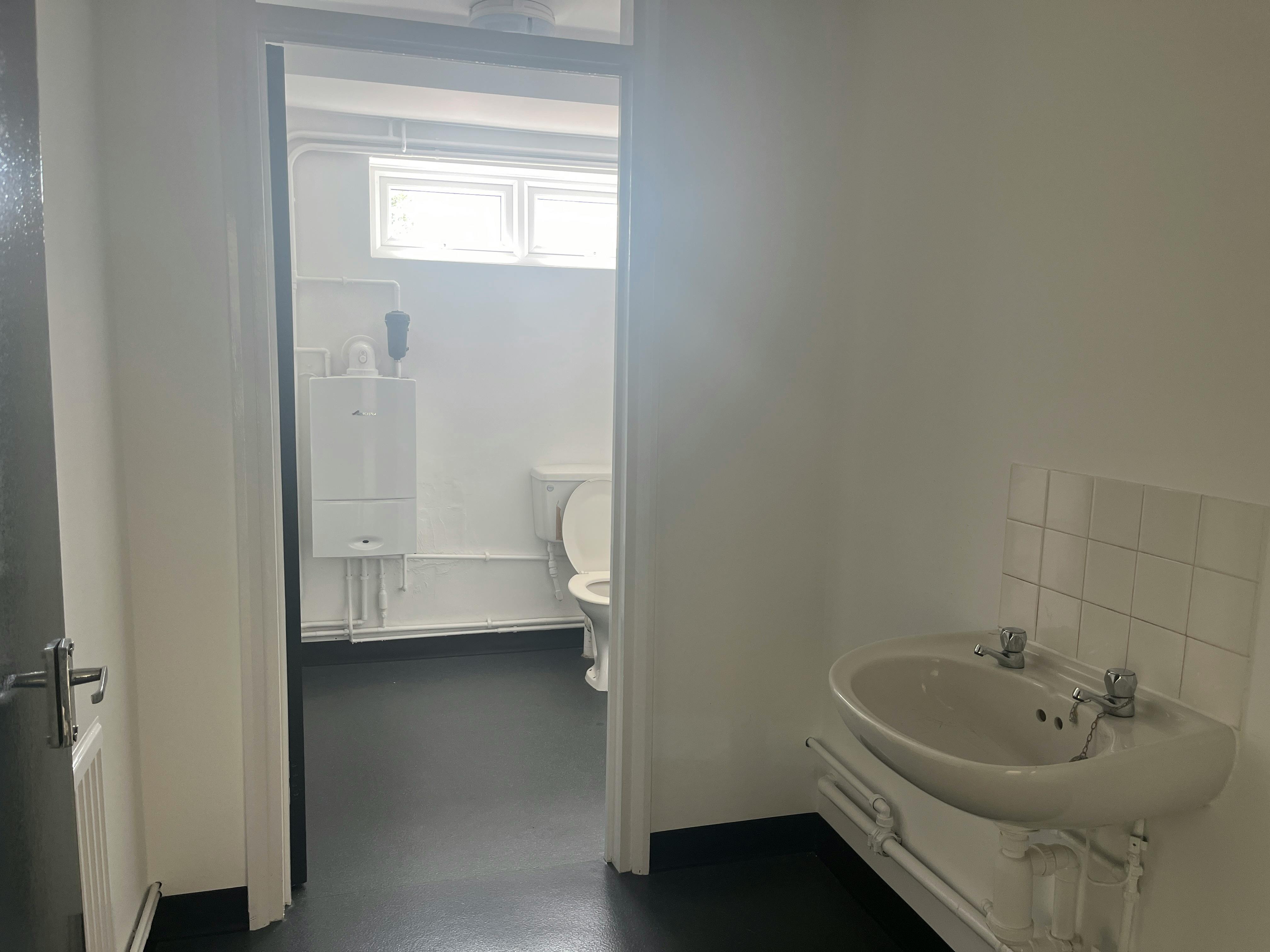 Unit 9, Vale Industrial Estate, Aylesbury, Industrial To Let - IMG_3103.JPG