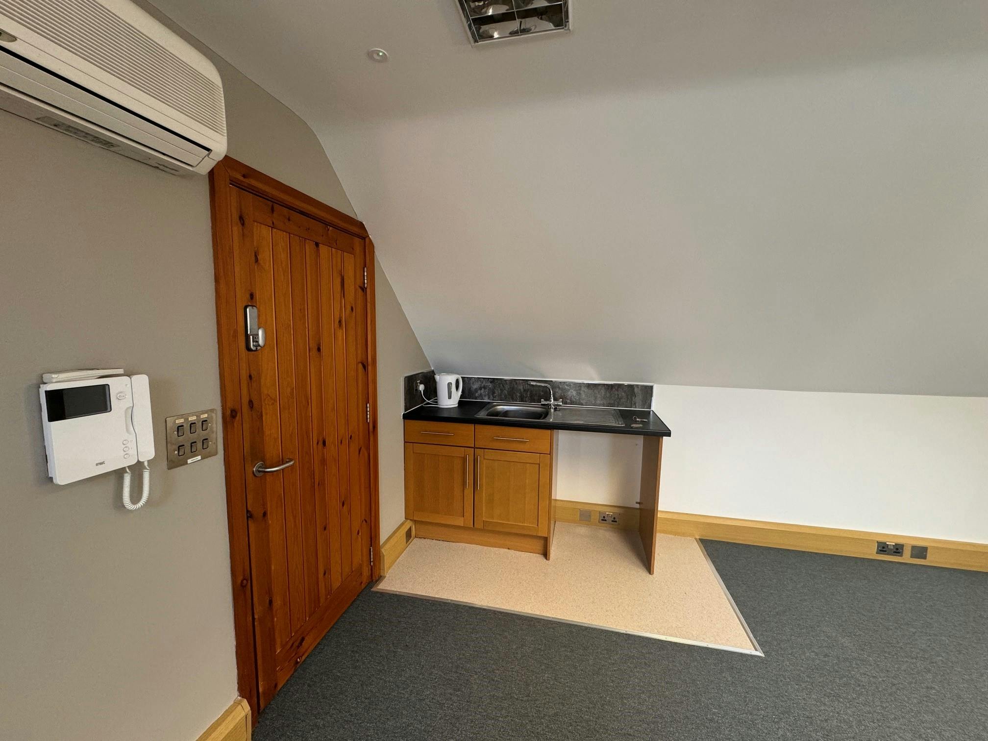 Office in Bromsgrove - photo 4