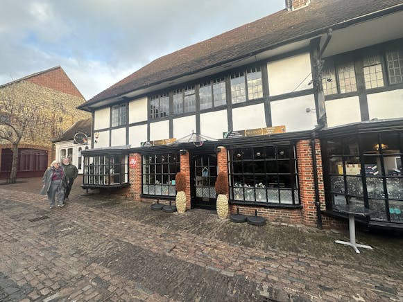17 Lion & Lamb Yard, Farnham, Restaurant / Retail To Let - IMG_0856.JPG